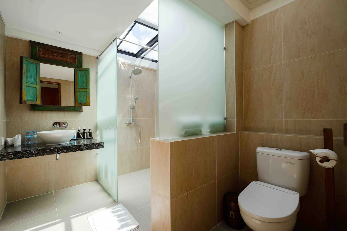 Kamar mandi kamar tidur tiga