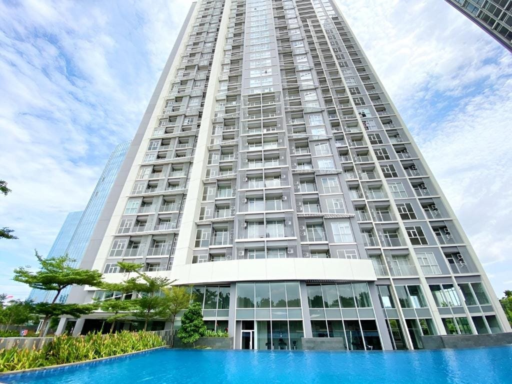 San Francisco Tower building and pool