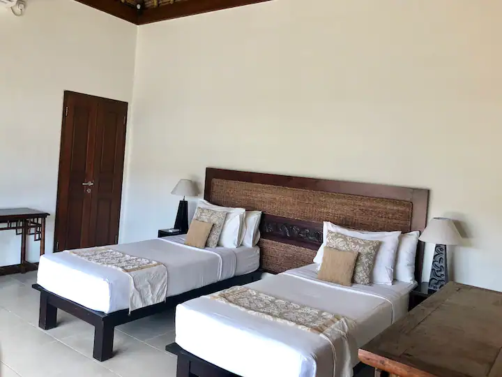 Susunan tempat tidur single di kamar dua