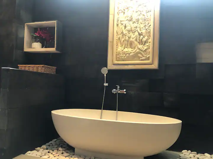 Area kamar mandi satu di Villa Carissa