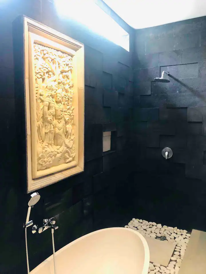 Kamar mandi dalam di kamar tidur satu