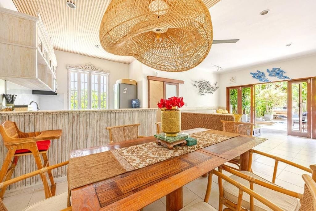 Ruang makan Villa Carissa