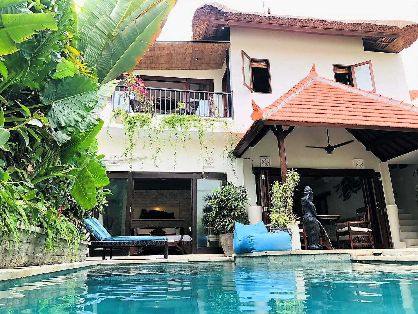 Tampak depan Villa Carissa dengan kolam renang pribadi di Seminyak