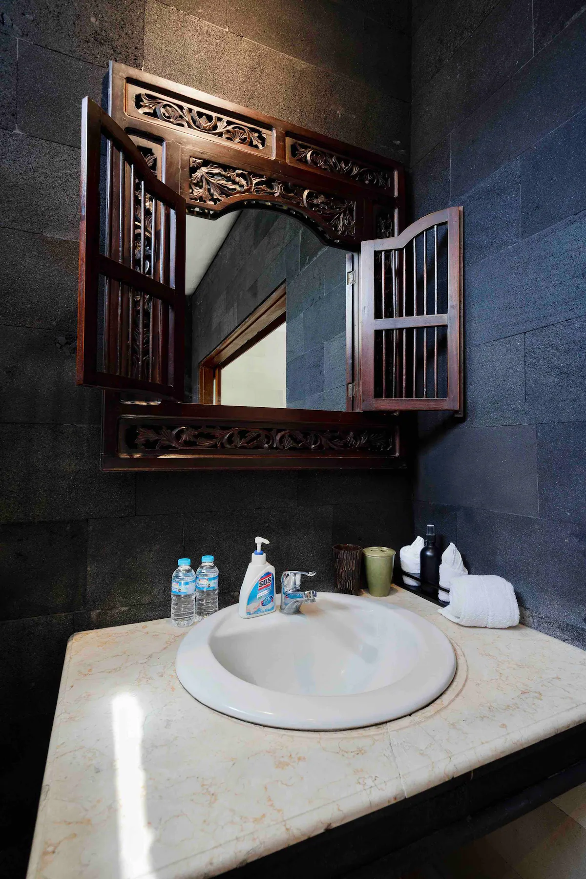 Wastafel kamar mandi satu