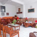 Area tempat duduk lobi di hotel santalum yogyakarta