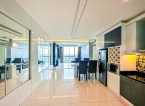 Dapur dan meja makan apartemen sophisticated surabaya di via tower ciputra world