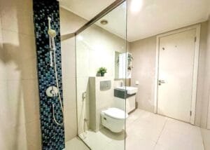 Kamar mandi 2 apartemen 2br sophisticated surabaya di via tower ciputra world