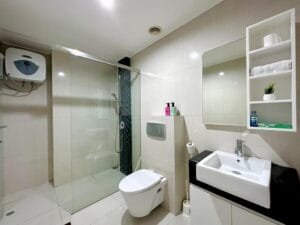 Kamar mandi apartemen 2br sophisticated surabaya di via tower ciputra world