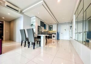 Ruang makan apartemen 2br sophisticated surabaya di via tower ciputra world