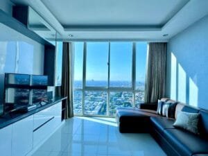 Ruang tamu Apartemen 2BR Sophisticated di Via Tower Ciputra World