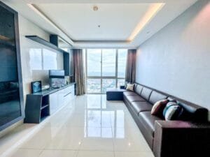 Ruang tamu apartemen 2br sophisticated surabaya di via tower ciputra world