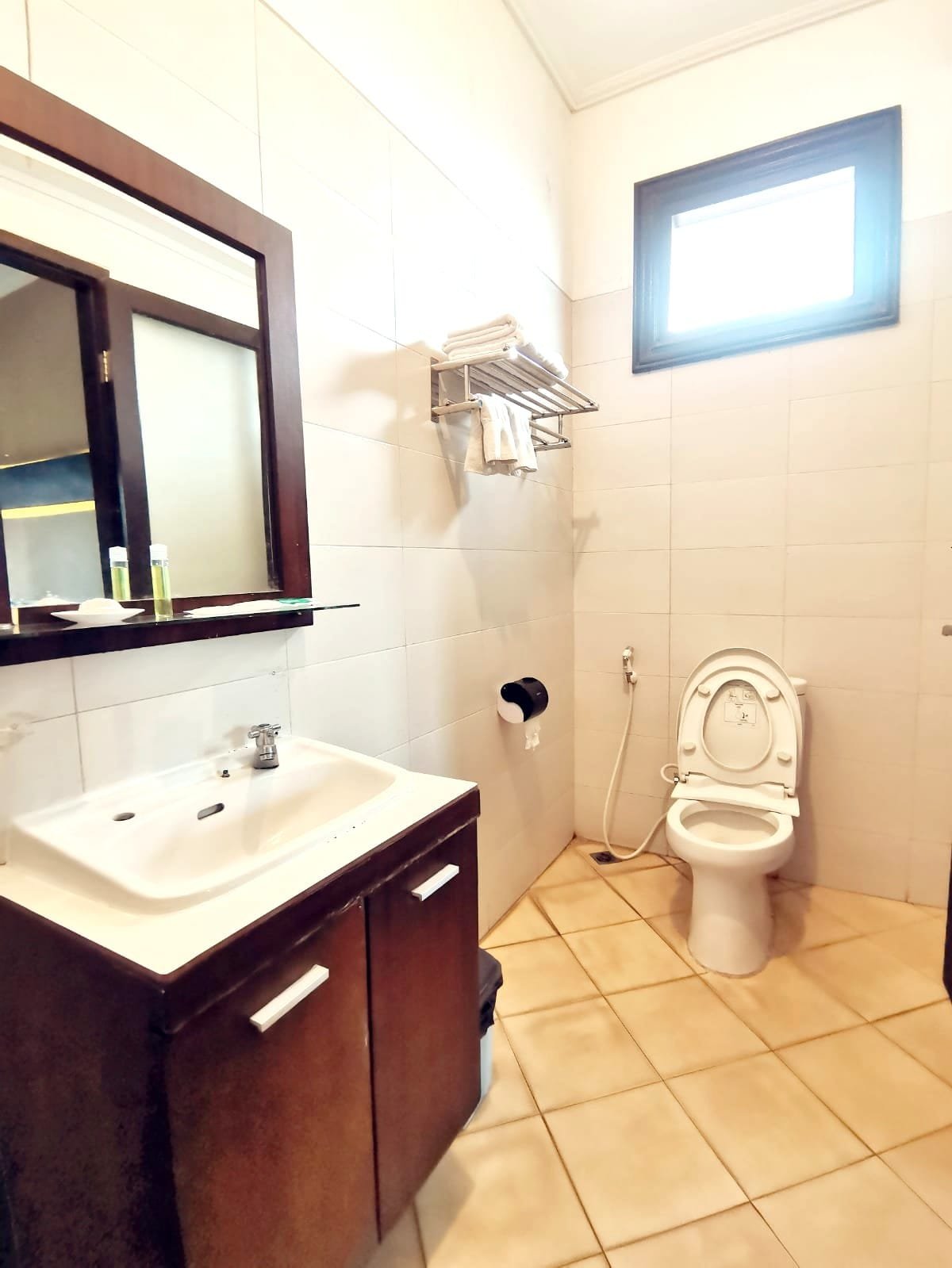 Kamar mandi di Avila Ketapan Rame Hotel