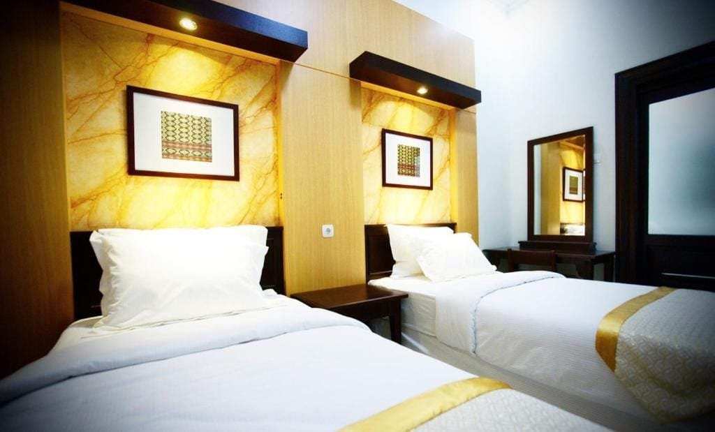 Kamar Deluxe dengan dua tempat tidur di Avila Ketapan Rame Hotel