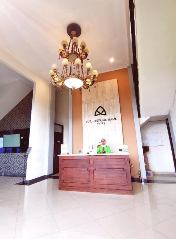 Lobi Avila Hotel di Trawas