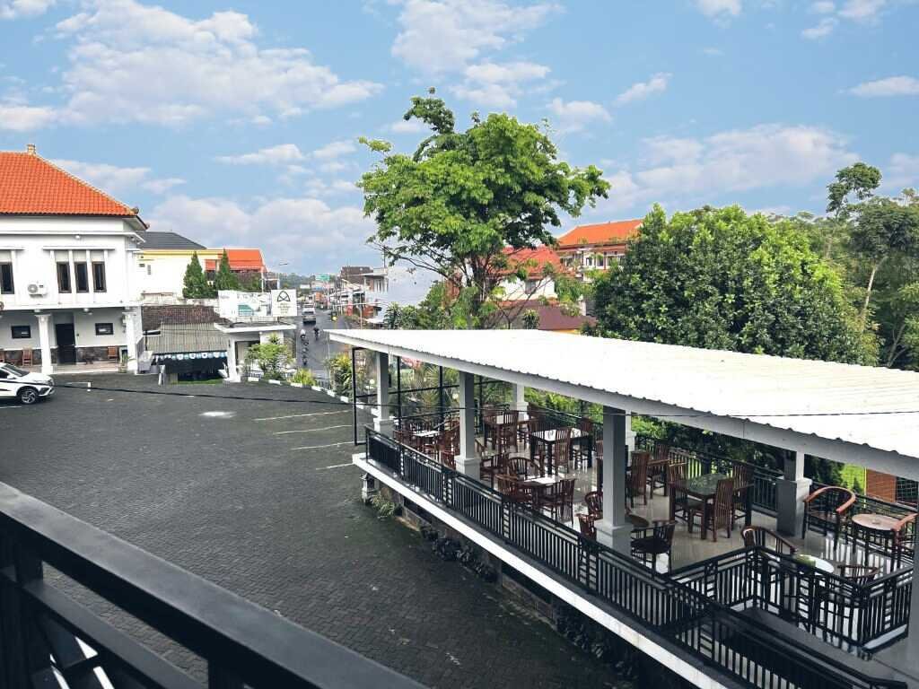 Area makan terbuka di Avila Hotel