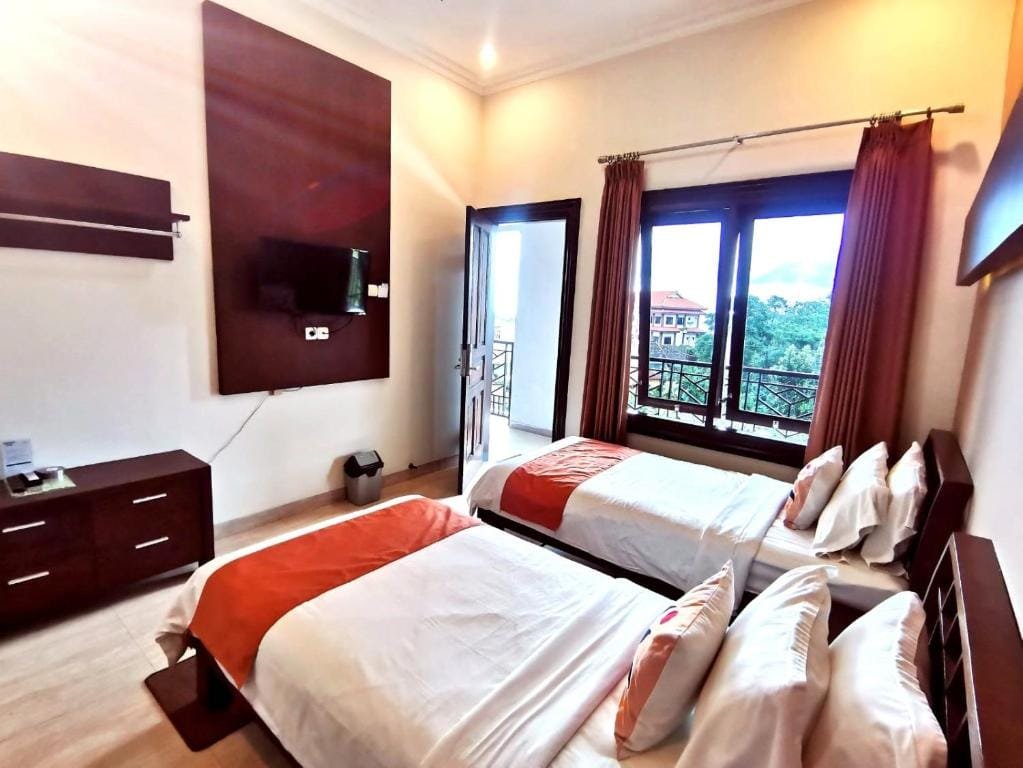 Kamar dua tempat tidur dengan balkon di Avila Hotel