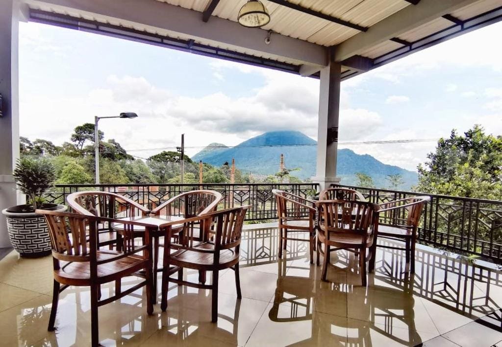 Tempat duduk di teras Avila Hotel Trawas
