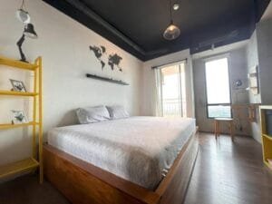Tempat tidur dekat balkon