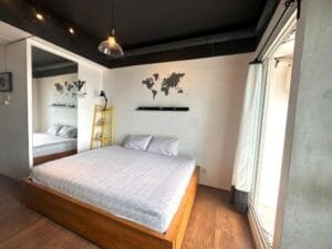 Tempat tidur king di Cozy Tanglin Studio Surabaya Barat