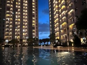 Kolam renang pada malam hari