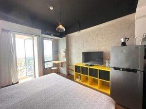 Tempat tidur dan TV di Tanglin