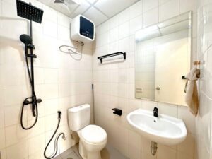 Kamar mandi cozy 2br apartment di signature park grande mt haryono