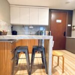 Ruang makan serene 2br Venetian grand sungkono