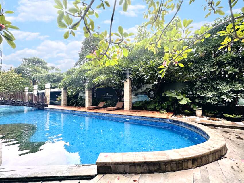 Serene 2br apartment di venetian tower grand sungkono lagoon