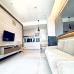 Ruang tamu charming 2br apartment di amor pakuwon city mall
