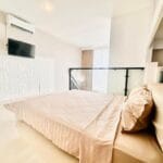 Tv di kamar atas cozy 2br merapi green hills di jogja
