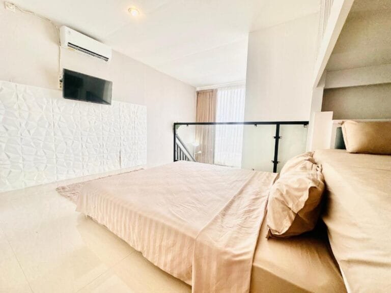 Tv di kamar atas cozy 2br merapi green hills di jogja