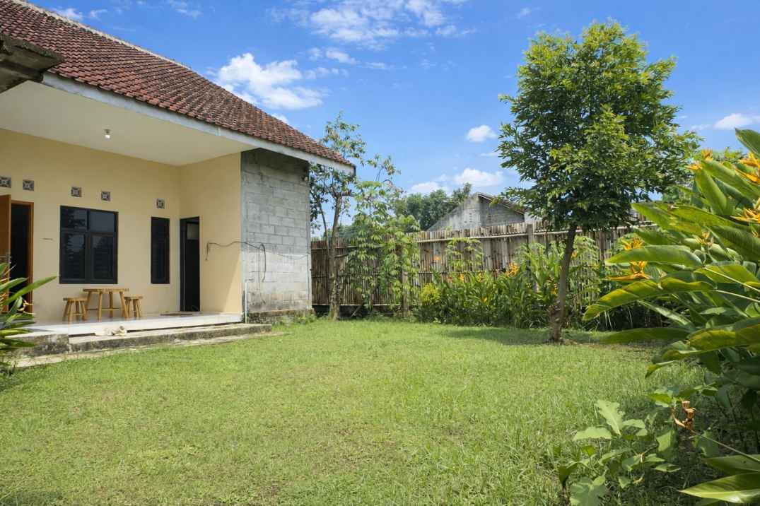 Bright peaceful backyard at Purisani house in Sleman