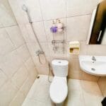 Kamar mandi cozy 2br house di regency one eastpoint