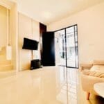 Pintu masuk ruang tamu cozy 2br house di regency one eastpoint