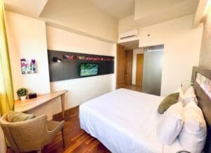 Tampilan ruang tidur pada suite Max Love dua kamar