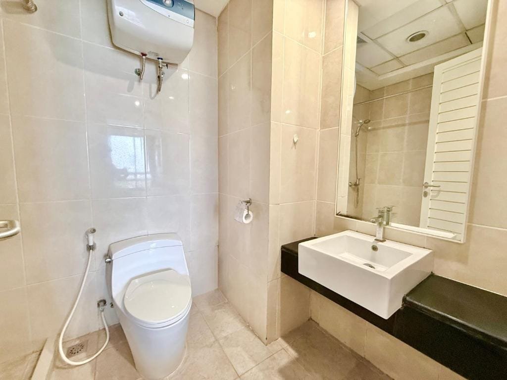 First bathroom at Modern Chic Trillium apartment