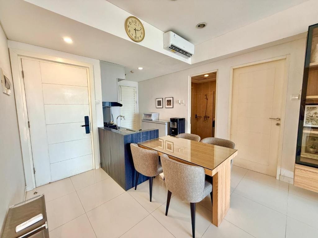 Kitchen and dining room in Modern Chic 2BR Trillium