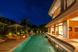 Pemandangan malam vila Ananta Damai dan kolam renang pribadi di Uluwatu Bali