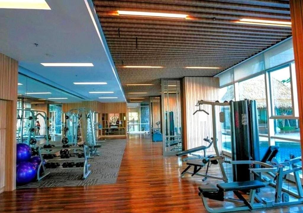 Ruang gym di One Icon Surabaya