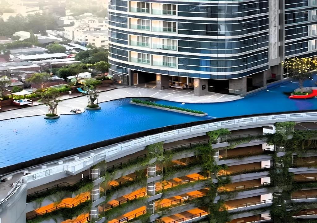 Kolam renang di One Icon Surabaya