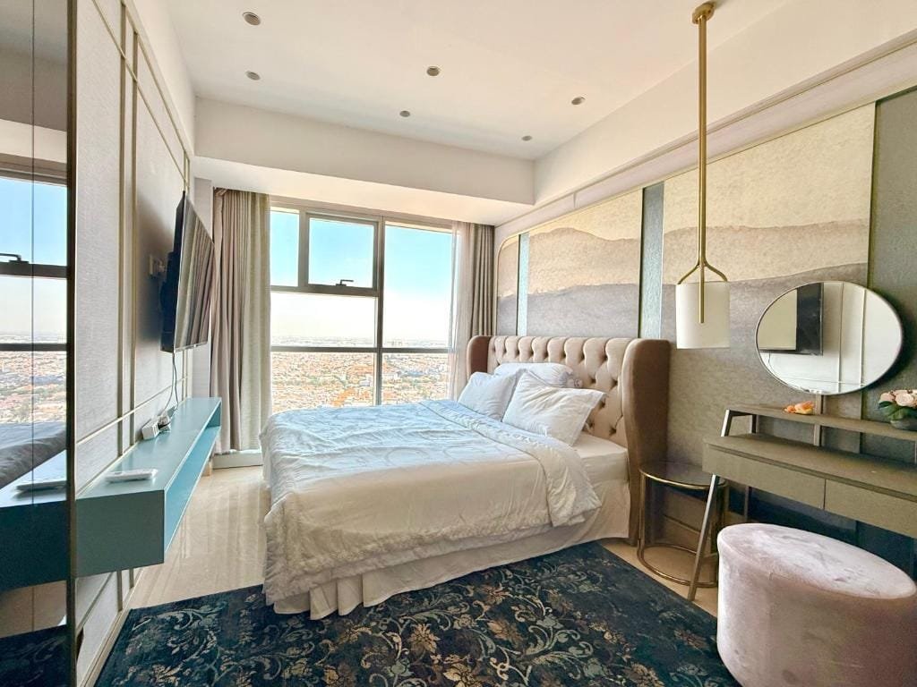 Kamar tidur apartemen One Icon di pusat Surabaya