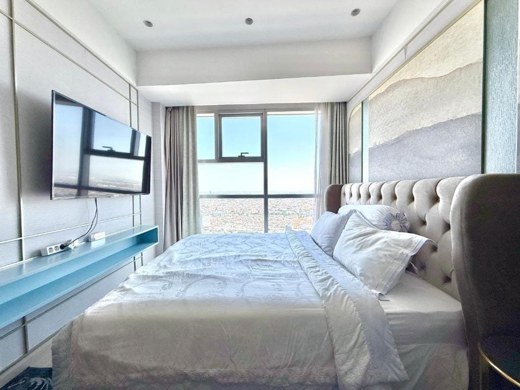 Kamar tidur dengan TV di One Icon Surabaya
