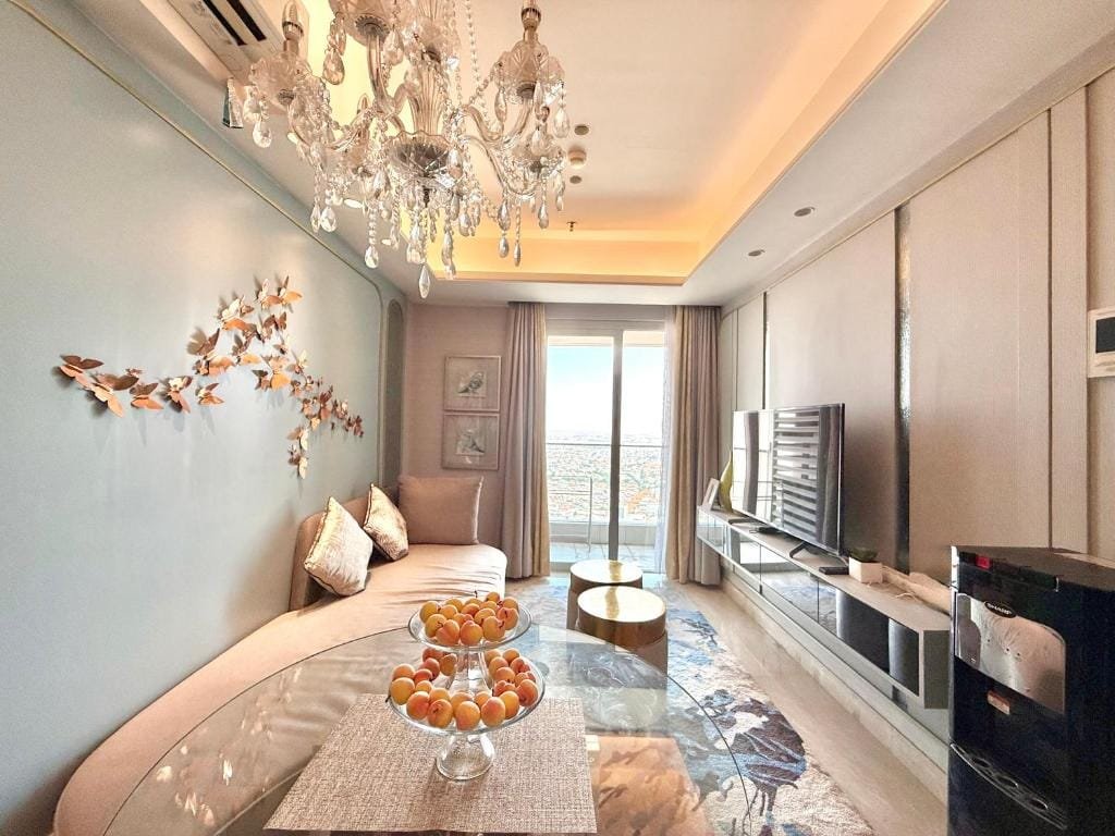 Ruang makan dan keluarga apartemen One Icon Surabaya