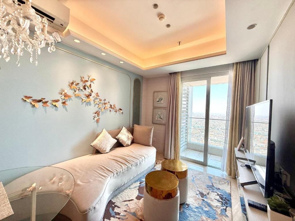 Ruang keluarga dan balkon apartemen One Icon Surabaya