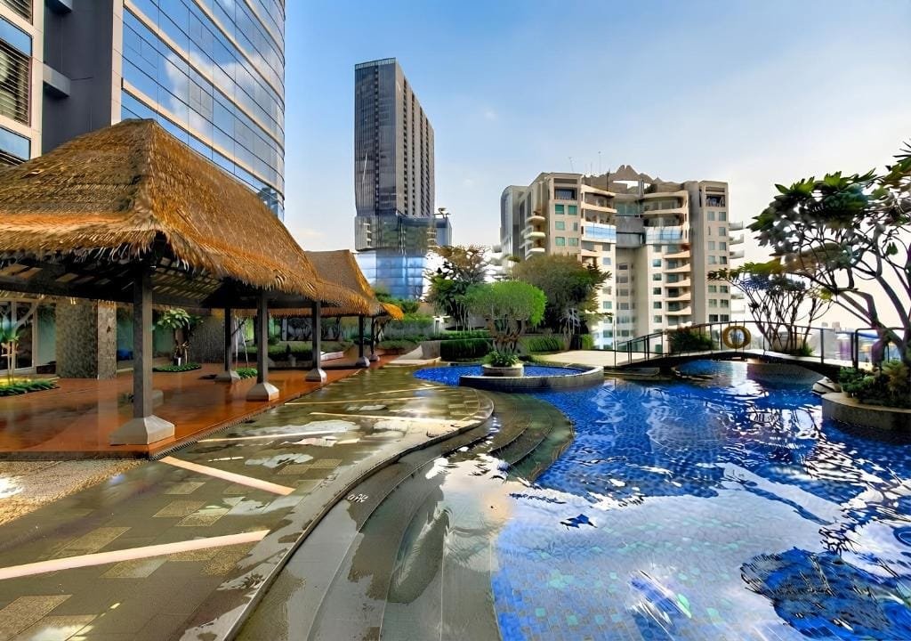 Kolam renang dengan pemandangan kota di One Icon Surabaya