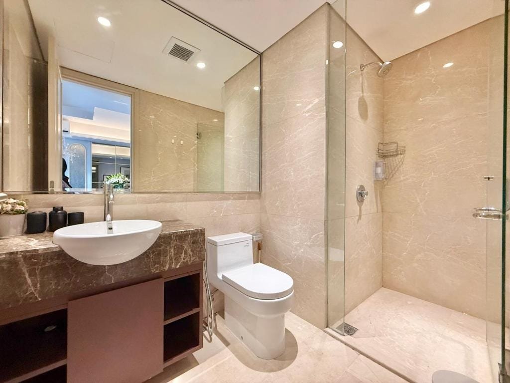 Kamar mandi dan pancuran apartemen One Icon Surabaya