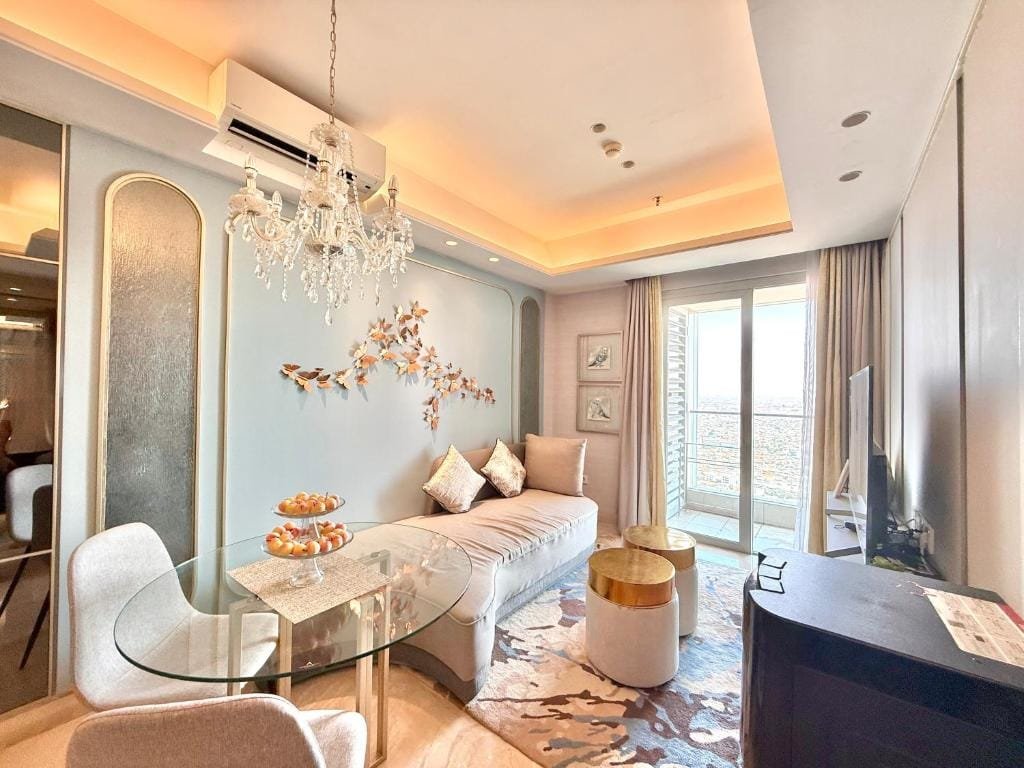 Pemandangan ruang keluarga dan balkon One Icon Surabaya
