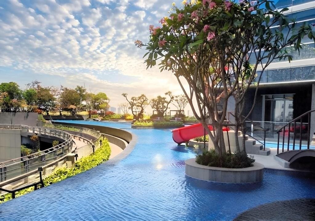 Kolam renang One Icon Residence di pusat Surabaya