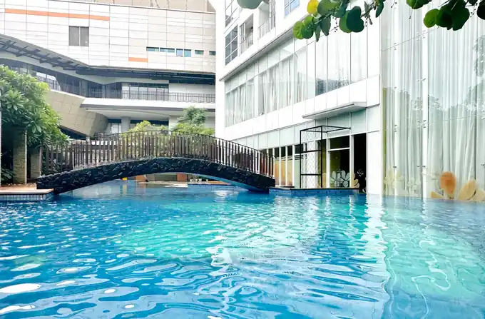Kolam dan area luar