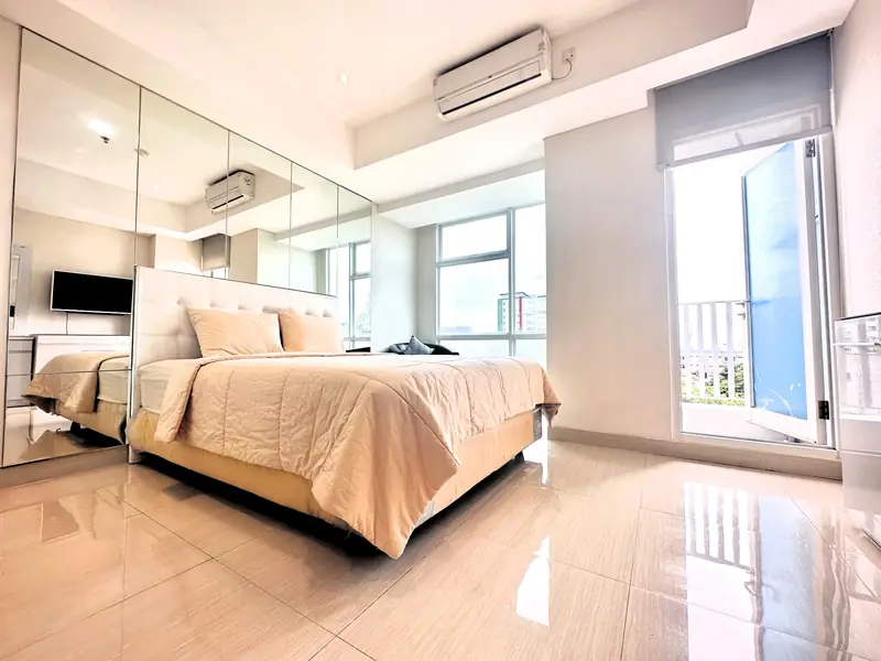 Tempat tidur queen dan balkon di studio Venetian